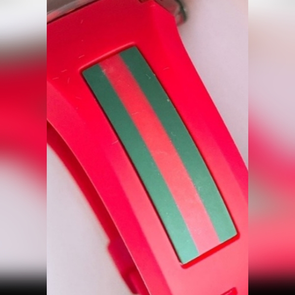 BRAND NEW RED LUXURY GUCCI WATCH ⌚️ ✨️ - Picture 6 of 6